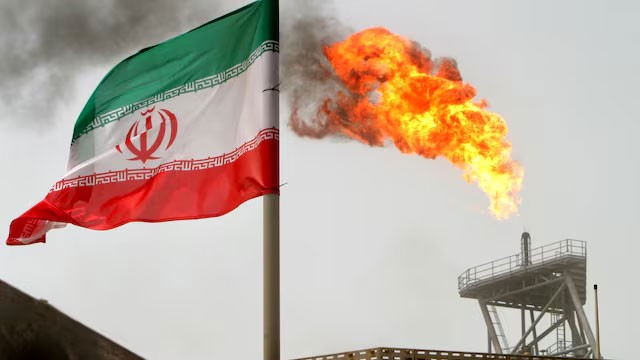 Iranian oil slips to discount on poor Chinese demand despite tighter supply