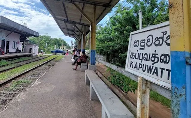 Two killed after train collides with three-wheeler at level crossing between Kapuwatta & Kandana 