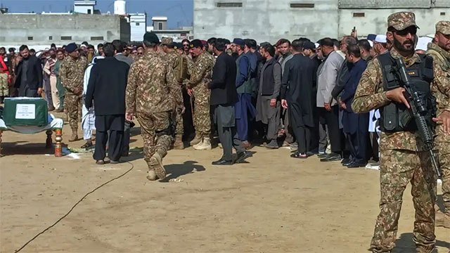 Suicide bombing in Pakistan kills 15, including 12 soldiers, army says