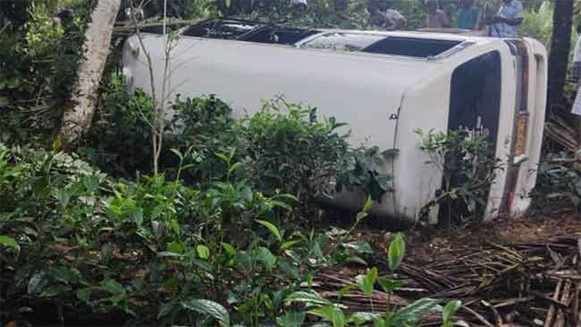 14 hospitalised after van plunges down precipice in Bulathsinhala
